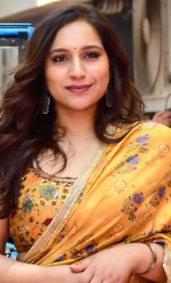 Zoya Hussain